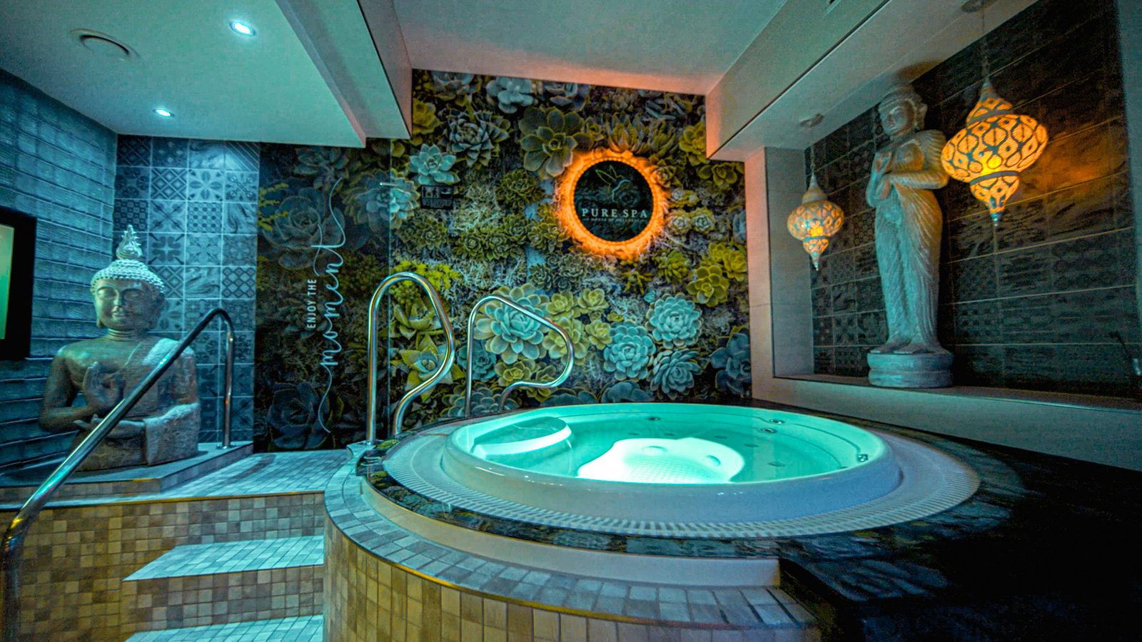 Großer Massage-Whirlpool in der Suite Oberhausen