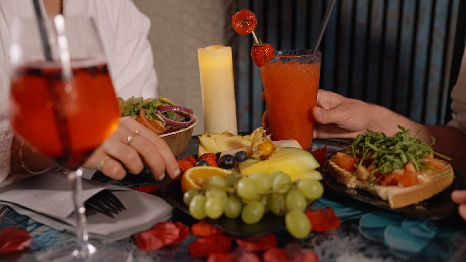 Speisen, Cocktails und Snacks in der privaten Suite