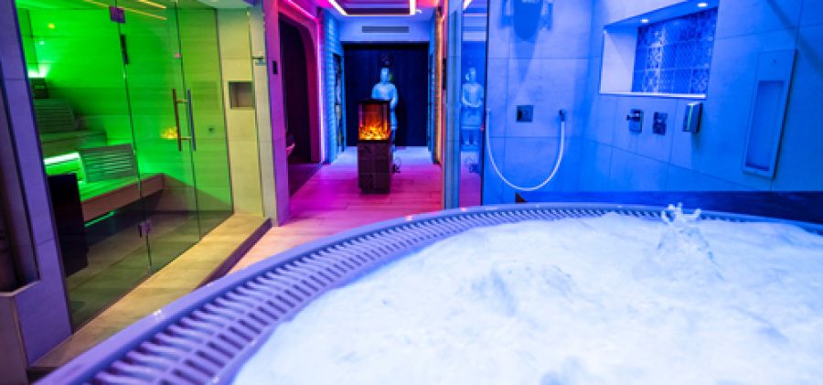 Wellness-Suite mit Whirlpool genieĂźen