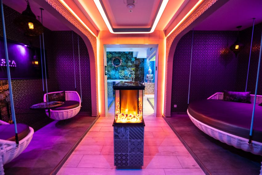 Relax-Suiten-mit-Ruheliegen-und-Kamin